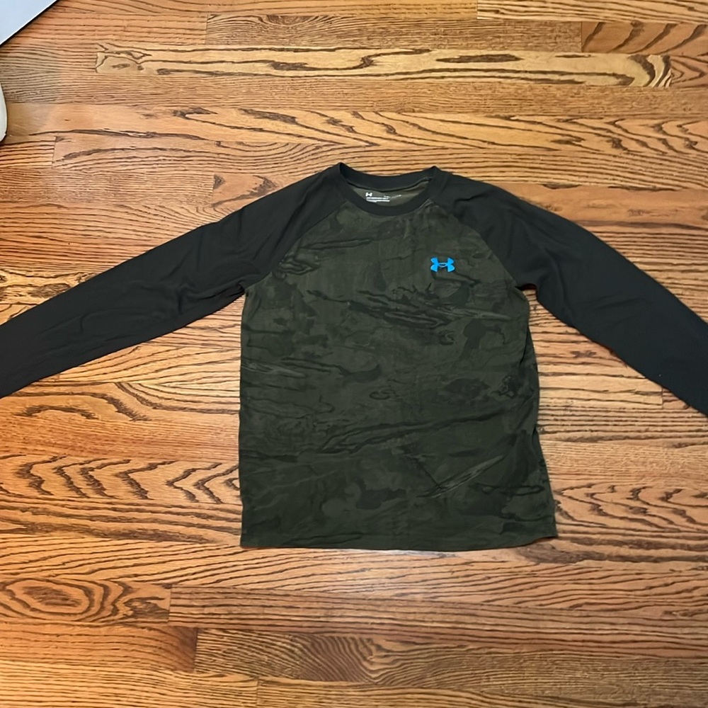 Undor Armour long sleeve camo shirt. Youth large